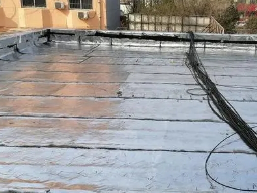 兴文卫生间漏水维修公司分享下兴文屋面楼顶防水刚性防水层施工要点。